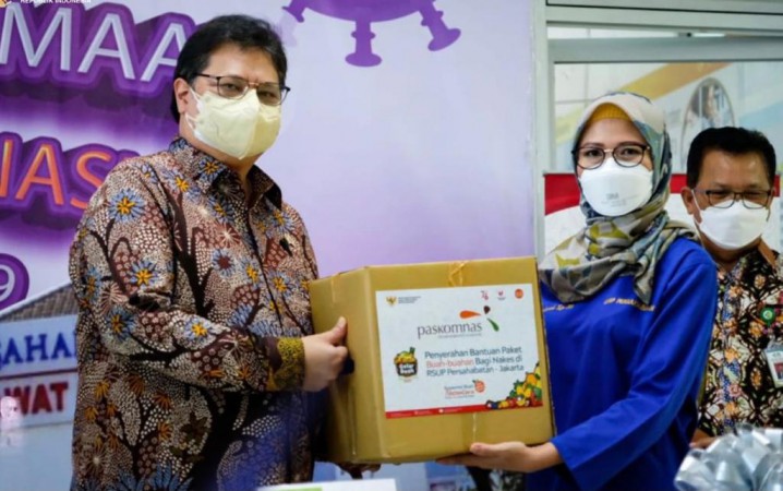 Airlangga Hartarto Ajak Berbagi Buah untuk Tingkatkan Kesembuhan dan Imunitas