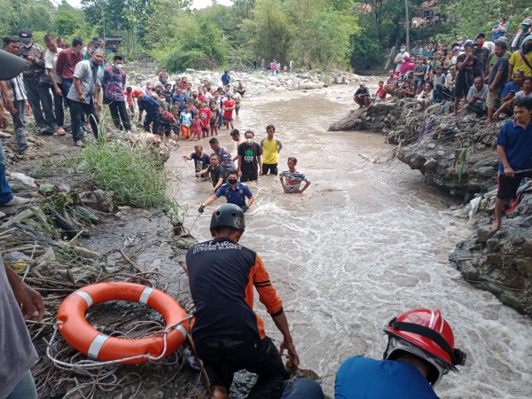 Terjebak di Celah Sungai Keruh Beraliran Deras, Penyelamatan ODGJ di Bumiayu Berlangsung Dramatis