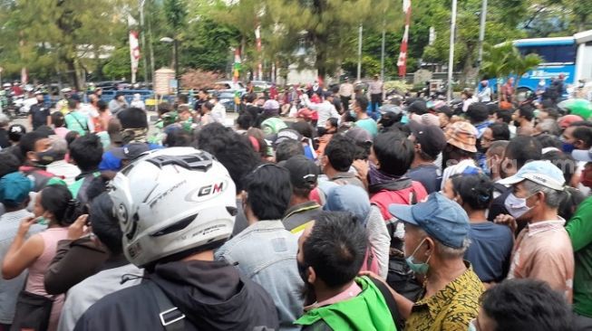 Jokowi Langgar Prokes saat Pembagian Sembako, Kuasa Hukum HRS: Benar-benar Mengundang Murka Allah