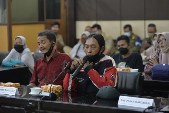 Dagangan Sepi, PKL Pasar Banjaran Minta Penggusuran Ditunda