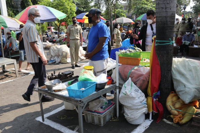 Rela Pendapatan Menurun Demi Taati Prokes, Pedagang Pasar di Pati Diacungi Jempol Ganjar