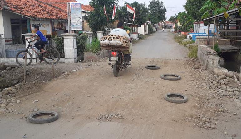 Warga Brebes Tuntut Pengembang Perumahan Perbaiki Jalan Rusak