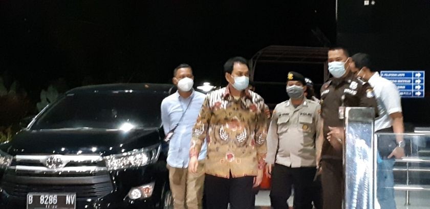 Dibawa ke Gedung Merah Putih KPK, Azis Syamsuddin Ogah Bicara dan Hindari Wartawan