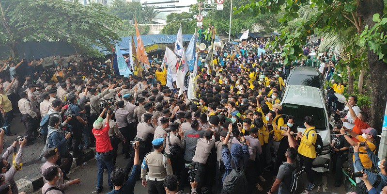 Ribuan Mahasiswa Paksa Masuk Gedung KPK, Aksi Saling Dorong Warnai Aksi