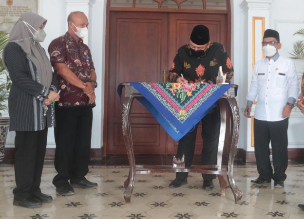 Dedy Yon Teken Hibah Bagi Tenaga Keagamaan Senilai Rp4,7 Miliar