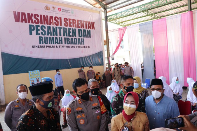 Bersama Forkopimda, Bupati Brebes Pantau Vaksinasi Santri