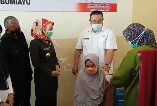 Tarik Minat Warga, Peserta Vaksinasi di Bumiayu Terima Beras 2 Kg