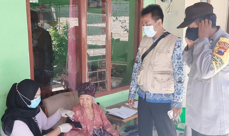 Paling Tua! Nenek 102 Tahun di Kota Tegal Akhirnya Bisa Vaksin usai 10 Kali Skrining
