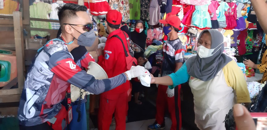 HUT ke-76, PMI Brebes Bagikan Ribuan Masker di Pasar Induk Brebes