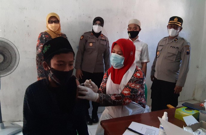 Gandeng Polisi, Puskesmas Losari dan Kecipir Suntik Vaksin Ratusan Santri di Limbangan