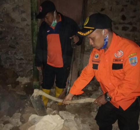 Tanah Bergerak, Tembok Rumah di Bumijawa Ambruk