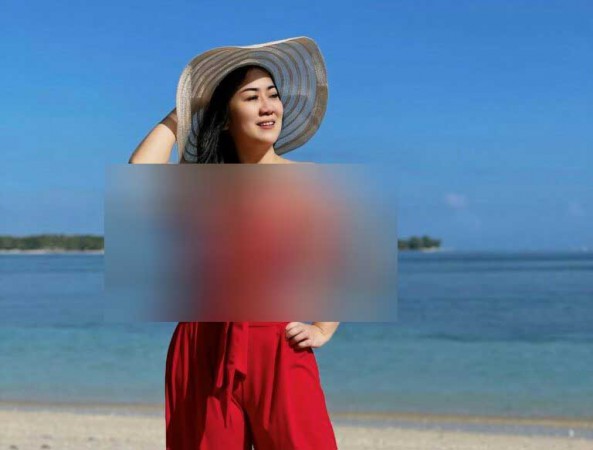 Makin Hot! Tante Ernie Kian Liar di Pantai Lombok