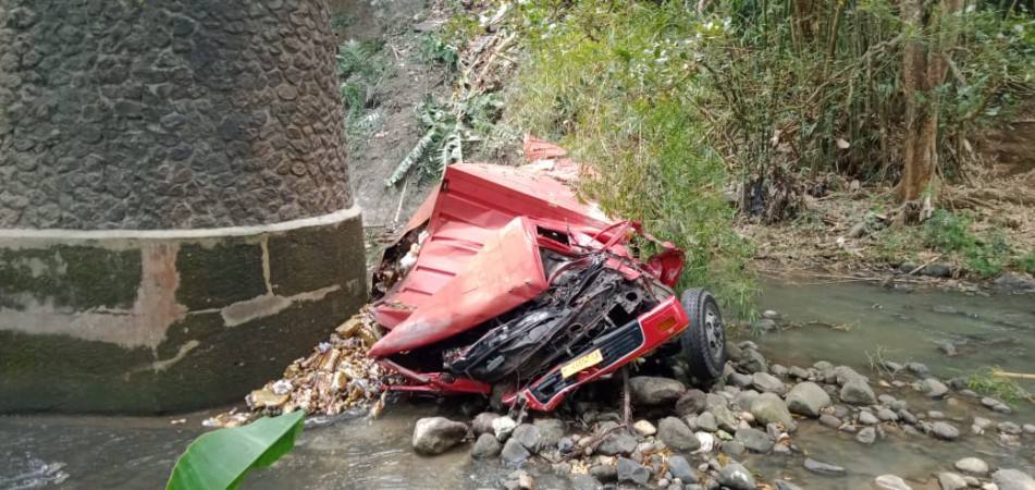 Tronton Nyemplung Jembatan Sungai Glagah, Sopir Tewas Seketika Terjepit Kabin