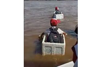 Seberangi Sungai Pakai Kardus Ikan, Siswa SD Viral! Fadli Zon dan Susi Pudjiastuti Langsung Patungan