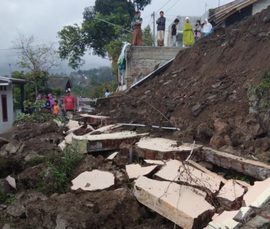 Tanah Longsor Timpa Rumah Warga di Sokatengah Kabupaten Tegal, Dapur Sampai Jebol