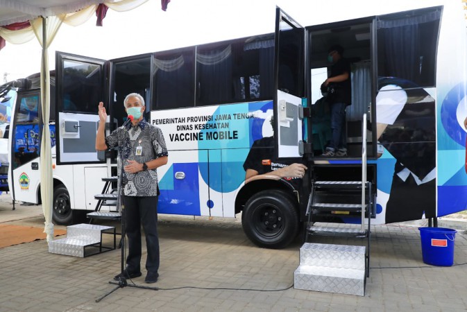 Berharap Bisa Jangkau Remote Area, Ganjar Luncurkan Bus Vaksin