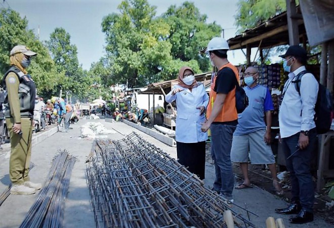 Kerap Rusak dan Banjir, Jalan Menuju Pasar Bawang Dibeton