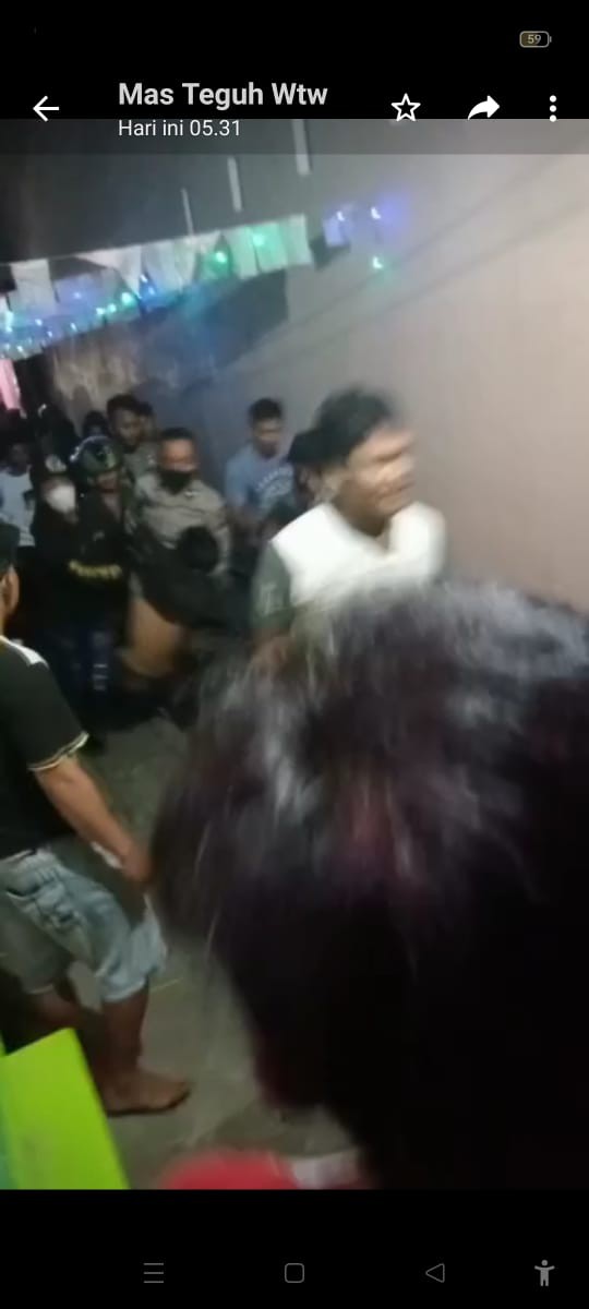 Pencuri Sembunyi di Plafon Masjid, Video Massa yang Marah Lalu Menangkapnya Langsung Viral