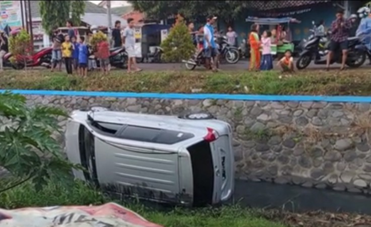 Mau Malmingan, Avanza yang Ditumpangi Dua Pasang Remaja Malah Nyemplung ke Sungai