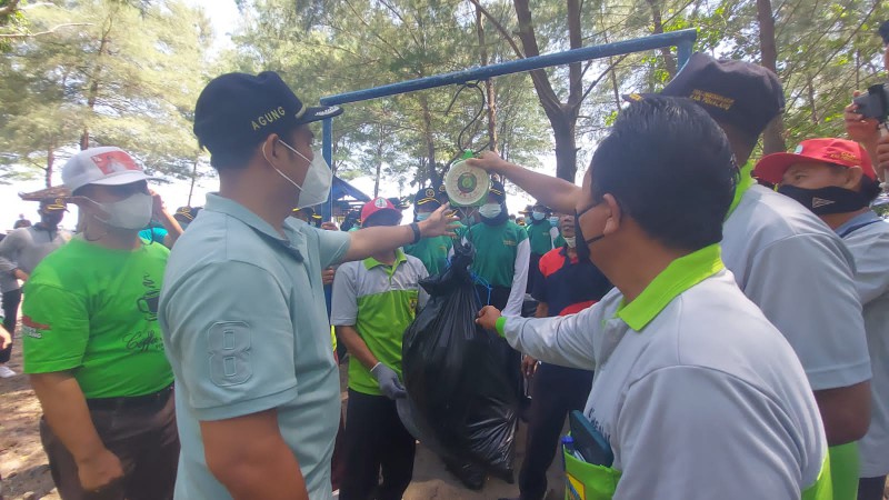Bareng Pelajar, Bupati Agung Bersihkan Sampah Pantai Widuri Pemalang