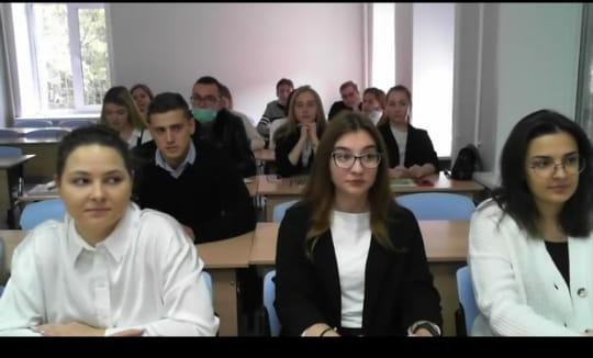 Dosen FH UPS Mengajar Mahasiswa Rusia
