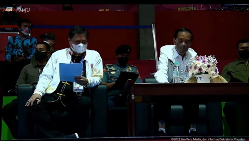 Hadir di PON Papua, Presiden Jokowi dan Menko Airlangga Nonton Bareng di Arena Wushu