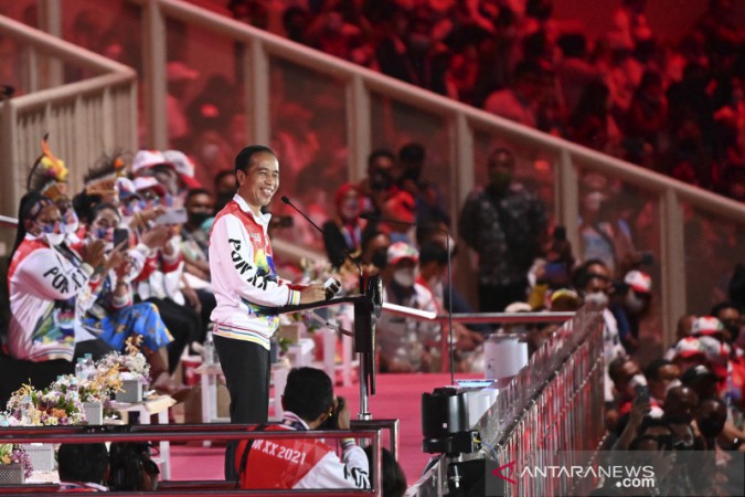 Ikut Bermain Bola, Jokowi Tegaskan Penyelenggaraan PON XX Wujud Kemajuan di Papua