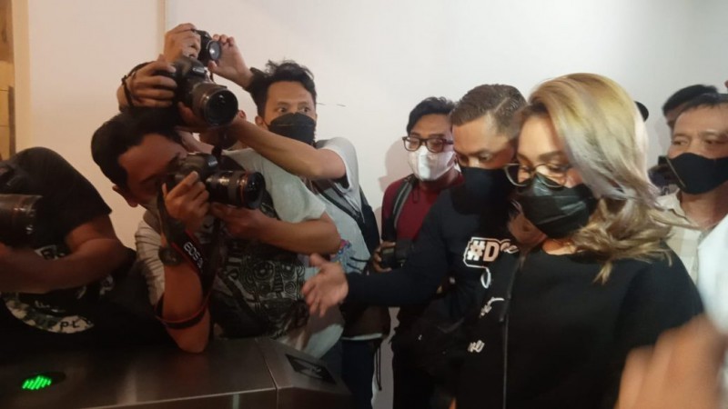 Terkait Akun @gundik_empang, Ayu Ting Ting bersama Orang Tuanya Pilih Bungkam saat Pemeriksaan di Polda Metro