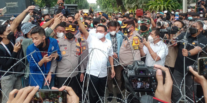 Ajak Mahasiswa Bicara Empat Mata di Kantor KSP, Moeldoko Turun Hadapi Massa Aksi