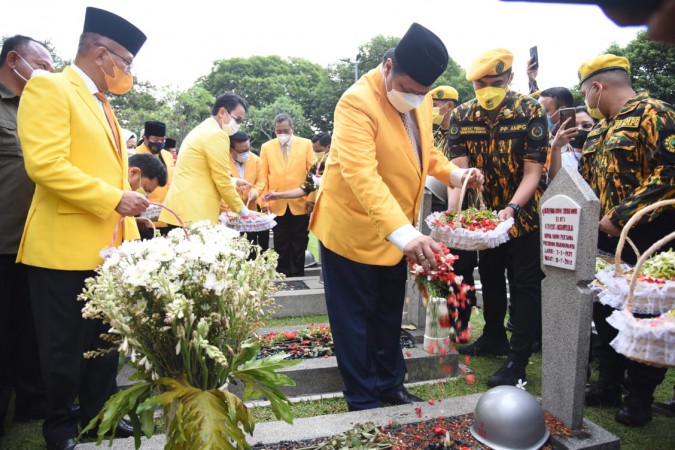 Ziarah Makam Pahlawan Kalibata, Airlangga Hartarto Ajak Kader Golkar Mengenang Jasa Pahlawan