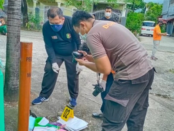 Terbungkus Plastik, Bayi Perempuan Malang Disangka Boneka Ditemukan di Depan Gerbang Masjid