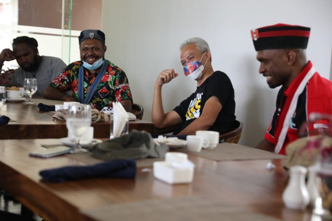Tiba-tiba Datangi Ganjar, Aktivis Mahasiswa Sampaikan Jateng dan Papua Bersaudara