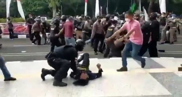 Demo di Pemkab Tangerang, Mahasiswa Dibanting Polisi hingga Terkapar dan Viral!