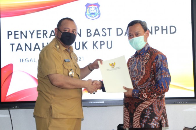 Dedy Yon Serahkan Hibah Tanah Seluas 2.500 Meter Persegi untuk KPU