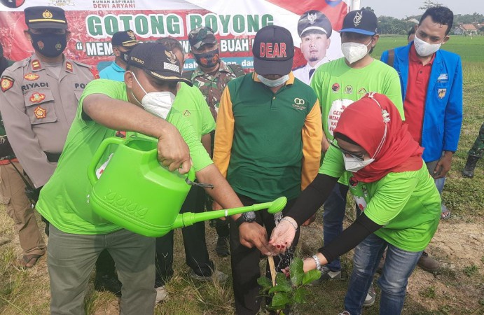 Peringati Hari Pangan Sedunia, Dewi Aryani Tanam Bibit Buah-buahan