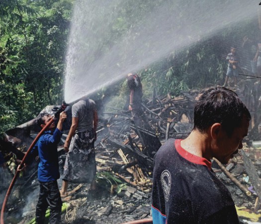 Ditinggal ke Sawah, Rumah Semi Permanen di Buniwah Ludes Terbakar