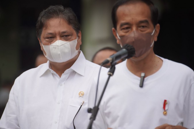 Serahkan Bantuan Tunai Warung dan PKL, Presiden Jokowi Didampingi Menko Airlangga