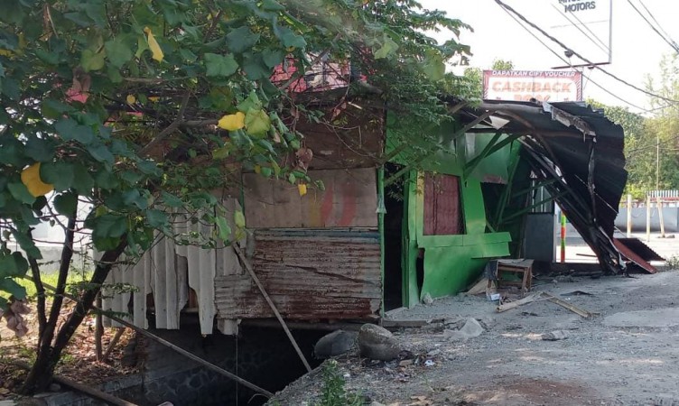 Diduga Sopir Mengantuk, Mobil Tabrak Warung dan Jembatan Lalu Nyemplung ke Saluran Air