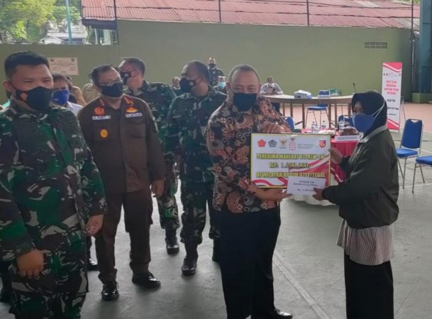 Dedy Yon Serahkan Bantuan dari Kemenko Marves Bagi 1.000 PKL dan Warung di Kodim Tegal