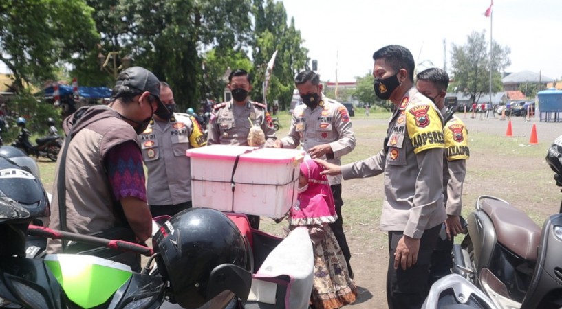 Sehari-hari Jualan Kerupuk, Penyandang Disabilitas Ini Tidak Menyangka Dagangannya Bakal Diborong Kapolres