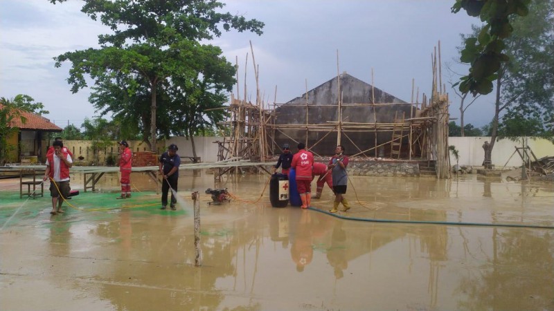 Dilanda Banjir, Halaman dan Ruangan Sekolah di Kabupaten Tegal Tertimbun Lumpur