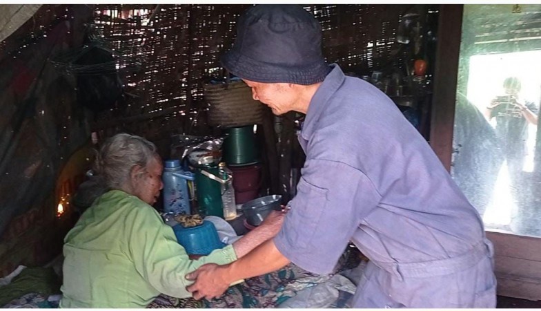 Hidup Sebatangkara di Gubuk Reot,Kondisi Nenek Renta dari Desa Tuwel Memprihatinkan