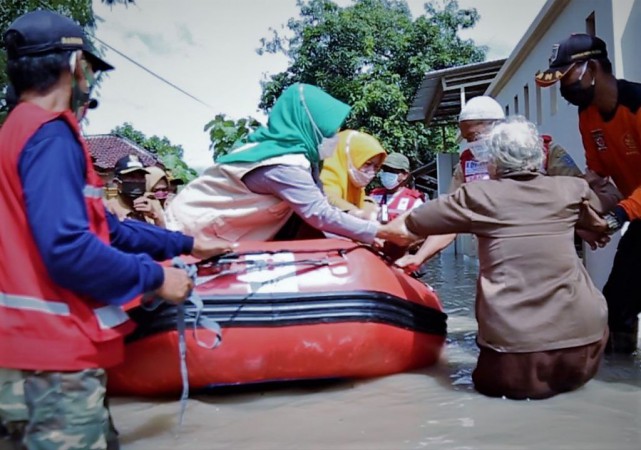 Banjir Lagi, Bupati Tegal Umi Azizah Langsung Telepon Gubernur Ganjar