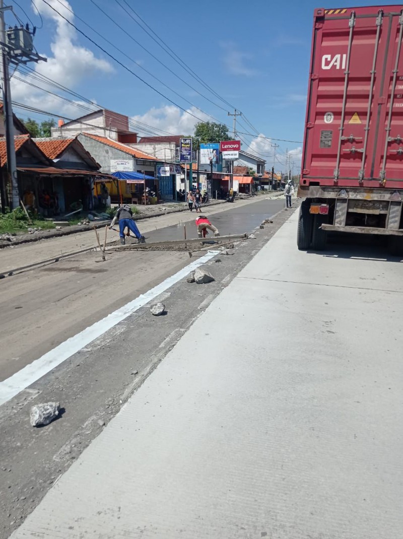 PJU Mati dan Sebagian Jalan Diperbaiki, Pantura Kabupaten Tegal Rawan Lakalantas