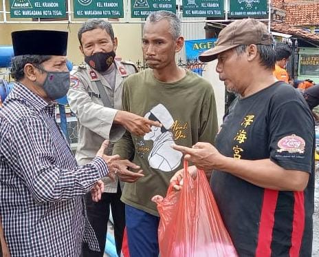 Kunjungi Korban Banjir dan Bagikan 600 Bungkus Ponggol, Habib Ali Minta OPD Lebih Proaktif