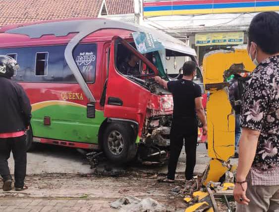 Ban Pecah, Elf Tabrak Tiga Sepeda Motor, Dua Orang Tewas Seketika