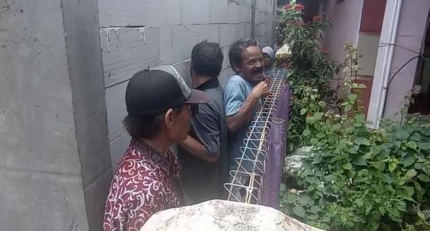 Akses Jalan Dibangun Tembok Warga Keluar Rumah Lewat Lorong Sempit 8116