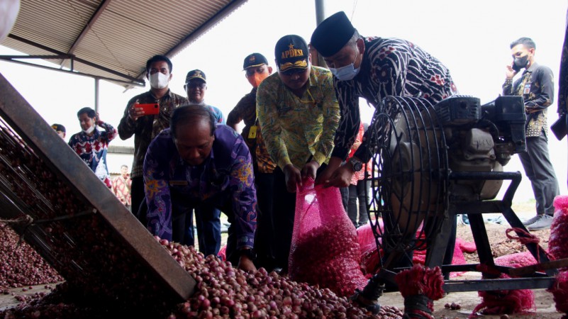 Kotawaringin Barat Ngangsu Ilmu Tanam Bawang ke Brebes