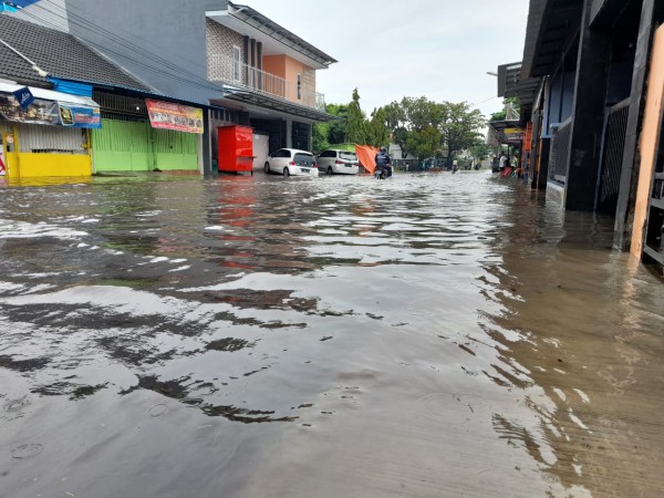 Kota Tegal Dikepung Banjir, Warga: Tambah Parah dan Surutnya Lebih Lama