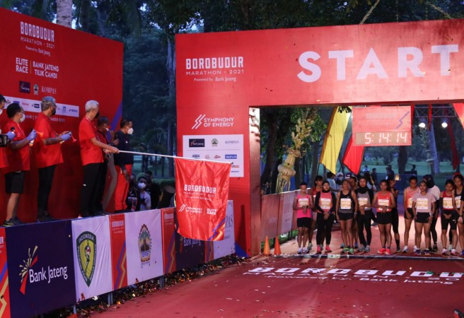 Ganjar dan Menpora Lepas Elite Race Borobudur Marathon 2021